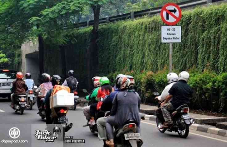Motor Dilarang Masuk Kawasan Sudirman, Rambunya Sudah Terpasang !