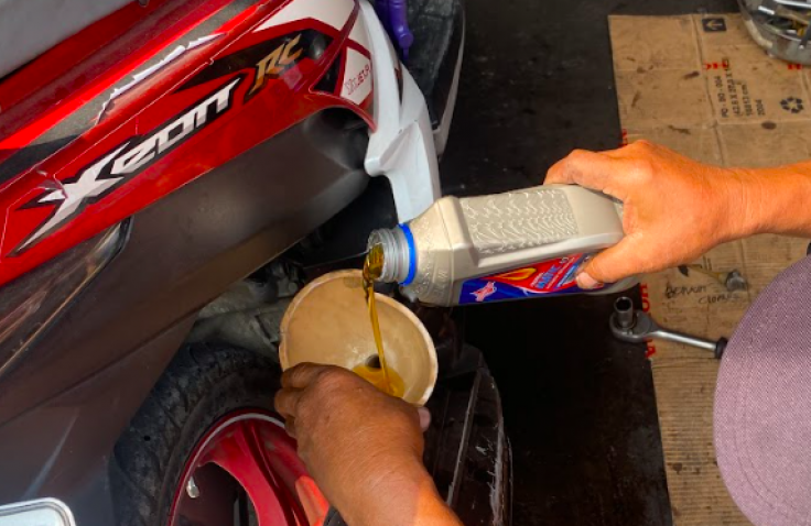 Efek Buruk Telat Ganti Oli Mesin Motor Matic